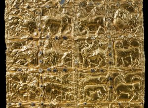 Foil with embossed decoration from Delphi (gold) (detail of 593279) بواسطة اليونانية