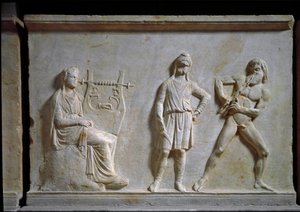 الفن اليوناني: مسابقة موسيقية بين Apollo و Marsyas (عزف aulos و lyre). نحت منخفض منحوت في الرخام ، 320 قبل الميلاد ، يوناني قديم. المتحف الوطني للآثار ، أثينا (اليونان) بواسطة اليونانية
