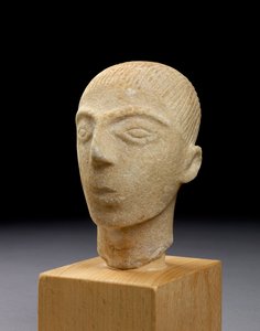 رأس شخصية كيكلادية ، أمورجوس ، سنة 2000 قبل الميلاد (رخام)