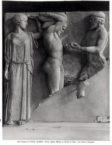 Metope X من معبد زيوس يصور هرقل يتلقى التفاح الذهبي من Hesperides من يد أطلس ، بينما يضع Minerva وسادة على رأسه (الرخام) (b / w photo) بواسطة اليونانية