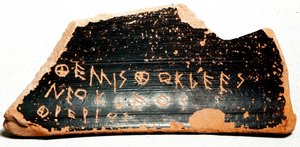 Ostrakon (أو ostracon) (جمع: ostraca أو ostraka) ، شظايا فخارية تستخدم كأوراق اقتراع أثناء إجراءات النبذ في اليونان القديمة. 480 قبل الميلاد أثينا. متحف اجورا. بواسطة اليونانية
