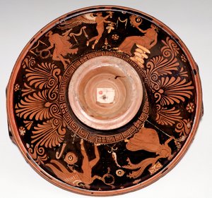 باتيرا مع ميناد وإيروس (الطين ، 325-300 قبل الميلاد) بواسطة اليونانية