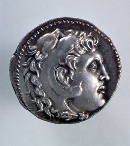 الإسكندر الأكبر Tetradrachm يظهر رأس هيراكليس يرتدي غطاء رأس جلد أسود بواسطة المدرسة اليونانية