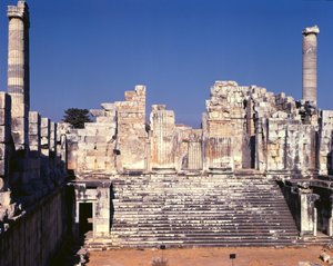 الدرج الكبير لمعبد أبولو ، c.336 قبل الميلاد بواسطة المدرسة اليونانية