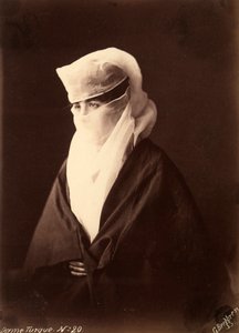 امرأة تركية ووجهها مغطى بشادور