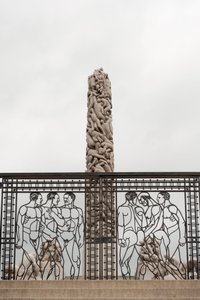بوابات من الحديد المشغول "رجال عراة" و "People Monolith" مصنوعة من الجرانيت في Frogner Park ، أوسلو ، النرويج (صورة) بواسطة جوستاف فيجلاند
