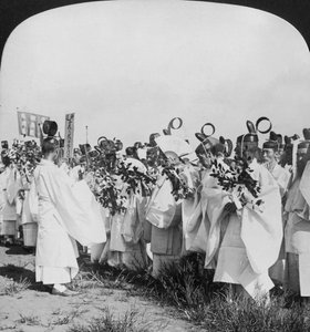 كهنة شنتو في موكب جنازة لضحايا هيتاشي مارو ، طوكيو ، اليابان ، 1905 بواسطة HC الأبيض