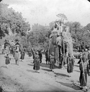 لورد وسيدة هاردينج يركبان فيلًا ، الهند ، 1913.
