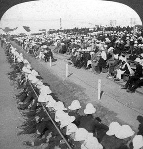 مشاهدة مباراة لكرة القدم بين لانكشاير فوسيليرز وفوج الحدود ، دلهي ، 1910s.