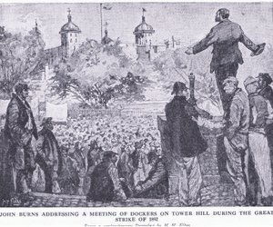 جون بيرنز يخاطب اجتماع عمال الرصيف في برج هيل خلال الإضراب العظيم عام 1892 ، من Cassells History of the British People الذي نشرته شركة Waverley Book Company Limited ، c.1940 بواسطة سمو فلير