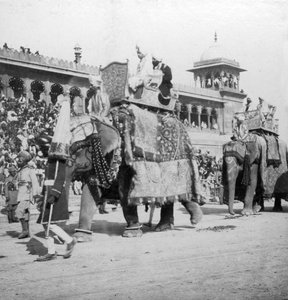 موكب فيل يمر بمسجد جمعة ، دلهي ، الهند ، 1900s.