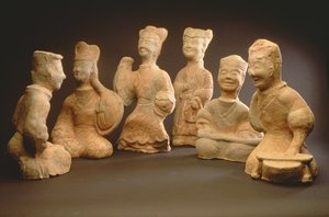 مجموعة من الموسيقيين والراقصين والخادمين (الطين) بواسطة اسرة هان الصينية