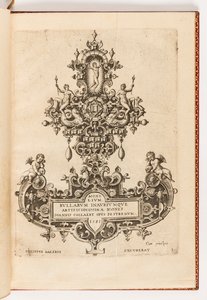 اللوحة 1 ، صفحة العنوان من مجموعة من عشرة ، بعنوان Monilium Bullarum Inauriumque Artificocissimae Icones ، Ioannis Collaert Opus Postremum (تصاميم للقلائد والمعلقات والأقراط من أعلى مهارة ، العمل النهائي لجوانيس كوليرت) بواسطة فيليبس جالي