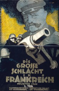 ملصق لفيلم الحرب العالمية الأولى "Die Grosse Schlacht in Frankreich" الجزء الأول (المعركة الكبرى في فرنسا): مدفعي ألمان يطلقون قذيفة هاون. المشير هيندنبورغ شاهق في الخلفية. هانز رودي إردت (1883-1918) فنان ألماني بواسطة هانز رودي إردت