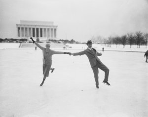 زوجان يتزلجان على الجليد في Tidal Basin ، واشنطن العاصمة ، الولايات المتحدة الأمريكية ، يناير 1930 (b / w photo)