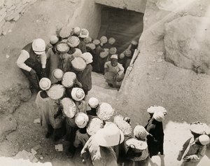 إغلاق مقبرة توت عنخ آمون ، وادي الملوك ، فبراير 1923 (طبعة فضية من الجيلاتين)