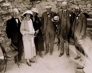 هوارد كارتر (1873-1939) ومجموعة من الأوروبيين يقفون بجانب أعمال التنقيب في مقبرة توت عنخ آمون بوادي الملوك (طبعة فضية من الجيلاتين)