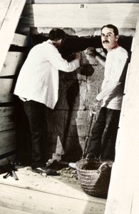 هوارد كارتر وزميل له يحفر مقبرة في وادي الملوك ، مصر ، 1922