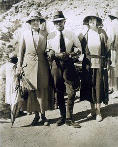 من اليسار إلى اليمين: السيدة Somerleyton ، العقيد Watson Pasha و Hon. السيدة الإسكندر عند مقبرة توت عنخ آمون بوادي الملوك