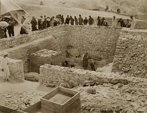 اللورد كارنارفون (1866-1923) السيدة إيفلين هربرت وهوارد كارتر (1873-1939) في قبر توت عنخ آمون بوادي الملوك (طبعة فضية من الجيلاتين)