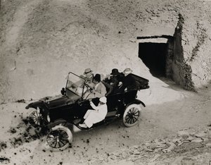 الزيارة الأولى للورد كارنارفون إلى وادي الملوك: اللورد كارنارفون (1866-1923) والحفلة في سيارة