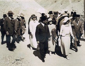 ملكة البلجيكيين (في مركز القيادة) اللورد اللنبي (أقصى اليسار) والسيدة اللنبي تقتربان من مدخل قبر توت عنخ آمون ، وادي الملوك