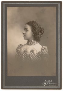 غريس هيوز، ج. 1900 (صورة فوتوغرافية) بواسطة هاري لينفيلد بيركنز
