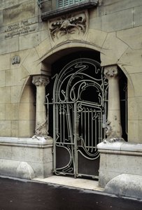 فن العمارة على طراز فن الآرت نوفو: منظر لباب مدخل Castel Beranger الواقع في 14 شارع de la Fontaine في الدائرة السادسة عشر في باريس. صممه المهندس المعماري هيكتور غيمار (1867-1942) د