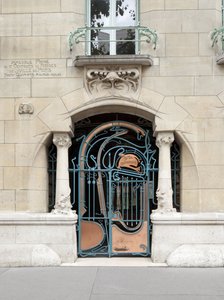 باب مدخل Castel Beranger ، بني بين 1895 و 1898 في الدائرة السادسة عشر في باريس (صورة)
