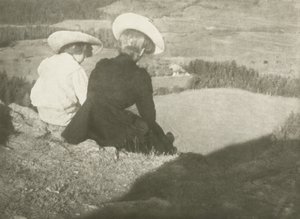 الحقول في بيرجيتز (هانز وماري جالسة) ، c.1908 (طبعة كرومات الصمغ)