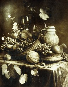 الفاكهة والفخار لا تزال الحياة ، حوالي عام 1900 (طباعة الصمغ البني الصبغي ثنائي كرومات ، ألوان مائية مطبقة يدويًا)