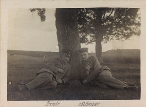 الحرب العالمية الأولى: شهدت أوكرانيا في أعوام 1914-1916 أثناء غزو الجيش الألماني. جنديان في لحظة استرخاء (صورة أبيض وأسود)