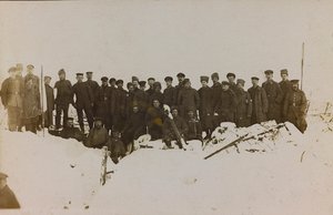الحرب العالمية الأولى: شهدت أوكرانيا في أعوام 1914-1916 أثناء غزو الجيش الألماني. مجموعة من الجنود (صورة ب / ث) بواسطة مقبرة الأبطال Dsessentniki (Attr. To)