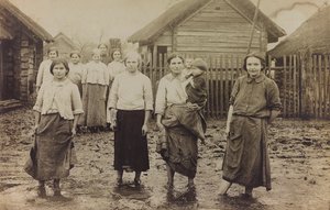 الحرب العالمية الأولى: شهدت أوكرانيا في أعوام 1914-1916 أثناء غزو الجيش الألماني. صورة لمجموعة من النساء مع أطفال (صورة b / w)