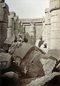 معبد الكرنك، حوالي عام 1900 (صورة بالأبيض والأسود) بواسطة هنري بيتشارد