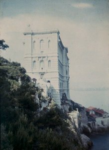 بناية أنيقة محصنة على خليج موناكو بواسطة هنري شوانارد