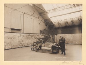 كلود مونيه (1840-1926) أمام لوحاته "الزنابق المائية" ، في مرسمه في جيفرني بواسطة هنري مانويل