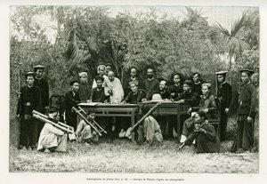 استجواب القراصنة. نقش بواسطة Thiriat ، بعد صورة فوتوغرافية ، لتوضيح قصة Trente mois au Tonkin في عام 1884 ، بواسطة دكتور هوكوارد ، في le Tour du monde 1889 ، من إخراج إدوارد شارتون (1807-1890) ، Hachette ، باريس.