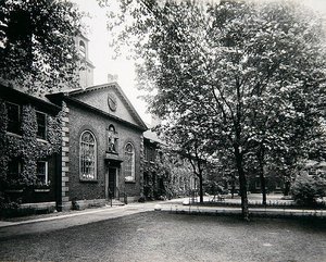The Ironmongers 'Almshouses ، Kingsland Road ، Shoreditch ، حوالي 1910 (b / w photo) (انظر أيضًا 266795) بواسطة هنري ديكسون