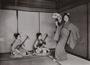 A Geisha dancing (b/w photo) بواسطة هربرت بونتينج