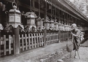 حاج في معبد كاسوجا ، نارا (b / w photo) بواسطة هربرت بونتينج