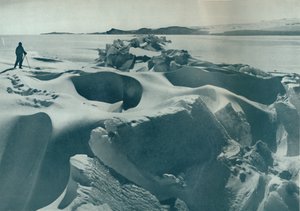 سلسلة ضغط في الجليد البحري تجري نحو كيب بارن ، 1911 ، 1913 بواسطة هربرت بونتينج