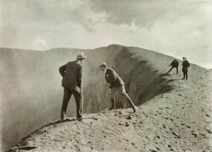 في Craters Brink ، Asama-Yama ، 1910. بواسطة هربرت بونتينج