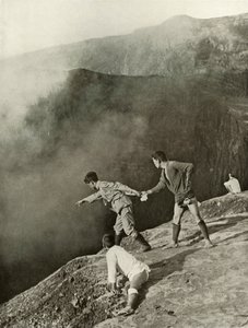 في Craters Brink ، آسو سان ، 1910. بواسطة هربرت بونتينج