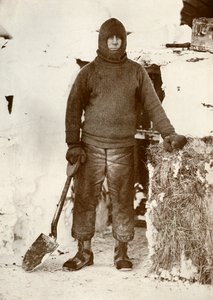 الكابتن LEG Oates بجوار الباب المستقر ، 30 أغسطس 1911 ، 1913 بواسطة هربرت بونتينج