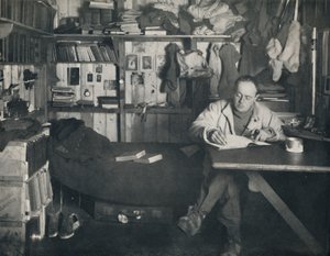 الكابتن سكوت يكتب مذكراته في الكوخ في كيب إيفانز ، c1111 ، 1914. بواسطة هربرت بونتينج