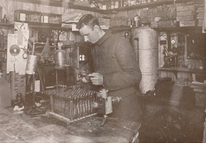 د. سيمبسون في مختبره ، 21 ديسمبر 1911 ، 1913 بواسطة هربرت بونتينج