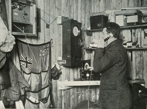 د. سيمبسون في الكوخ في الطرف الآخر من الهاتف توقيت الملاحظة ، c1911 ، 1913 بواسطة هربرت بونتينج