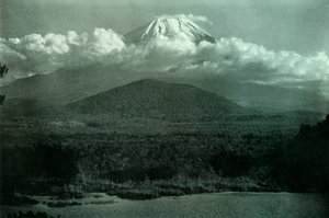فوجي عند شروق الشمس ، 1910. بواسطة هربرت بونتينج