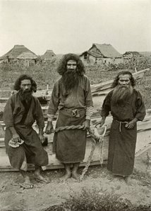 هابو كونو ، الصياد في المركز واثنان من صيادي عينو ، 1910. بواسطة هربرت بونتينج
